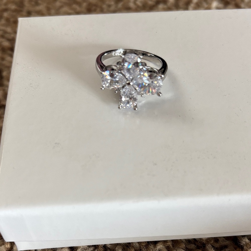 Elegant sterling Silver Women's Mossianite Ring size 7 new!
